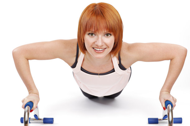 做俯卧撑的年轻女子图片下载