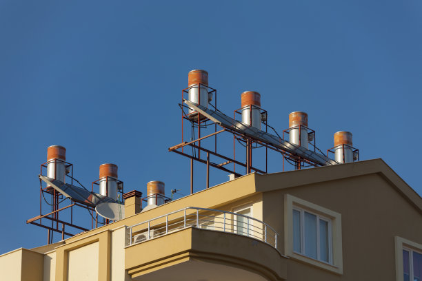 太阳能电池板和热水箱图片下载
