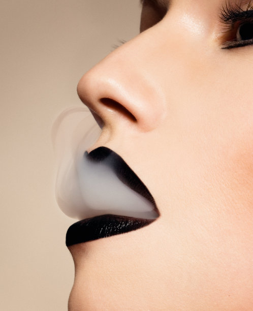 涂着黑色口红抽烟的女人图片下载