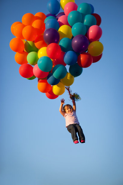 当气球带着小女孩飞走时，她挥手图片下载