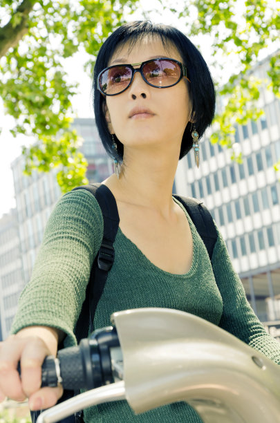 在巴黎骑自行车的亚洲女人图片下载