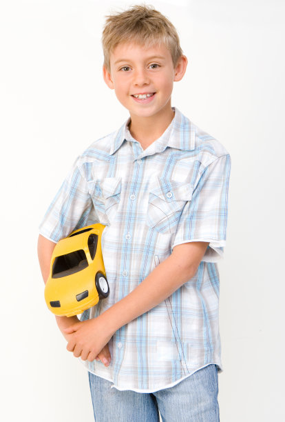 小男孩和他的玩具车图片下载