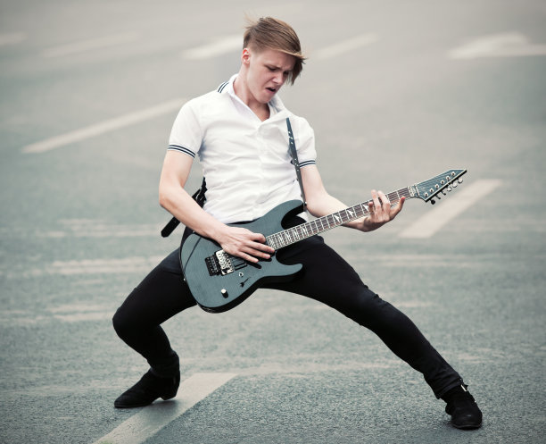 带着吉他的男人在路上图片下载