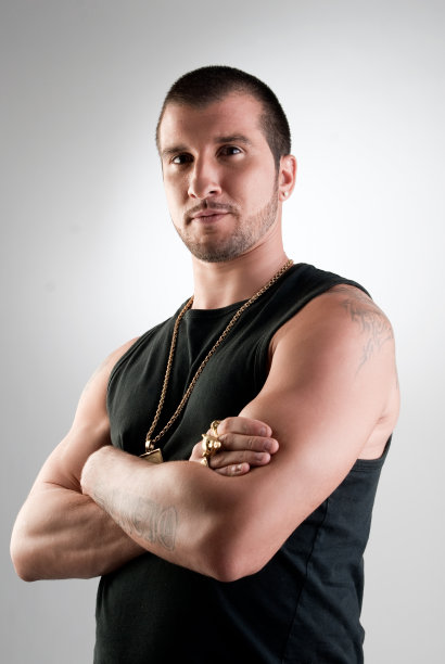 坏男孩双臂交叉图片下载