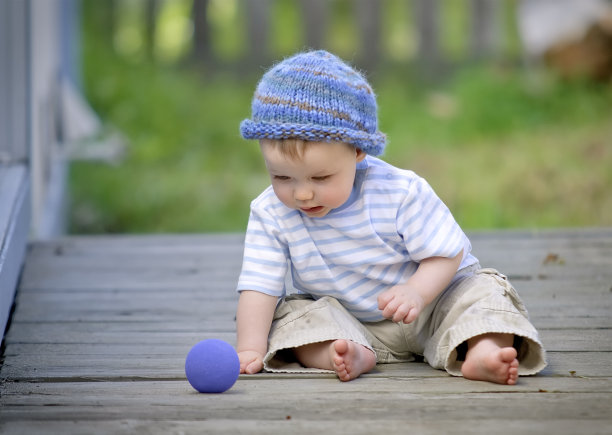 小男孩在外面爬图片下载