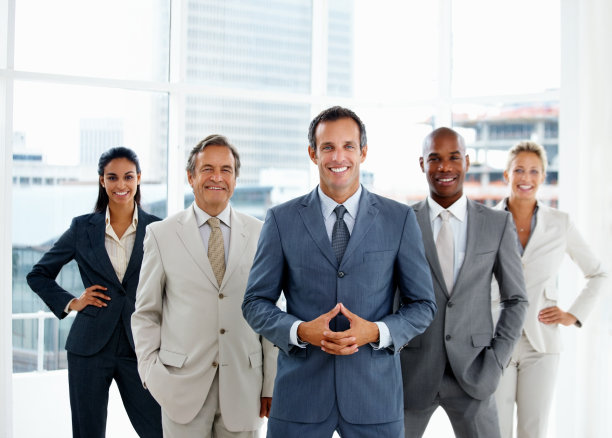 商界同仁微笑着站在一起图片下载