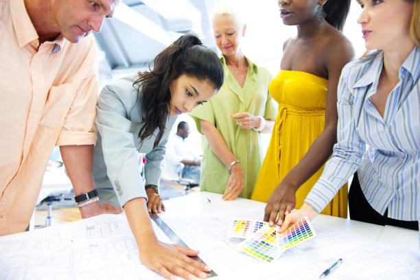 设计师们一起工作一个项目图片下载