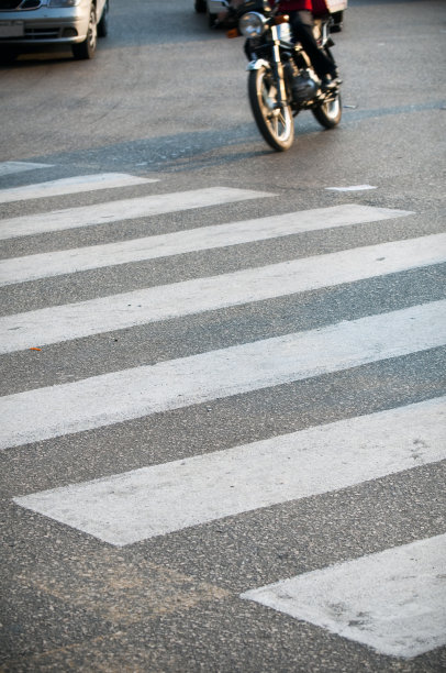 车辆和人行横道图片下载