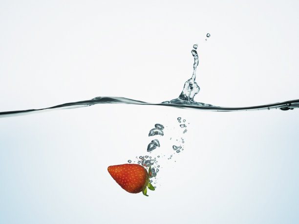 草莓落在水面图片下载
