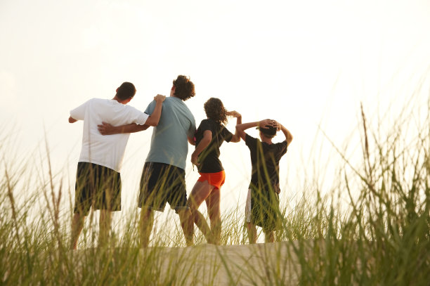 兄弟姐妹看沙丘图片下载