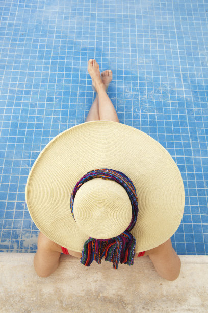 女人放松在度假村游泳池图片下载