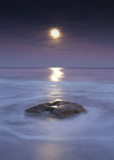 Coquina Rock Fort Fisher的满月图片下载