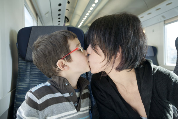 母子在火车上图片下载