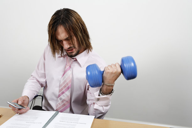 一个同时处理工作和健身的男人图片下载