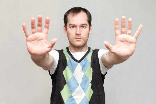 男人显示停止手势图片下载