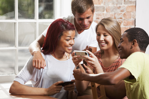 少年的朋友发短信图片下载