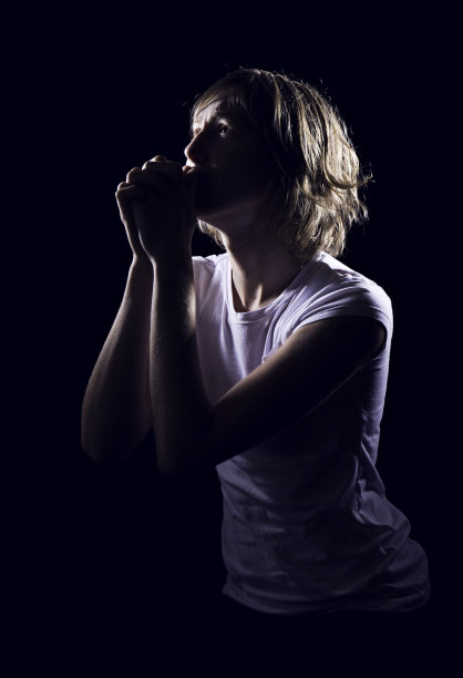 年轻女子在绝望的祈祷中哭喊图片下载