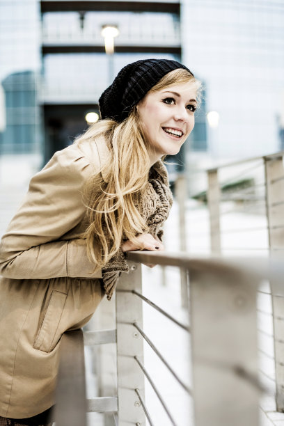 在金融区玩得开心的快乐女人图片下载