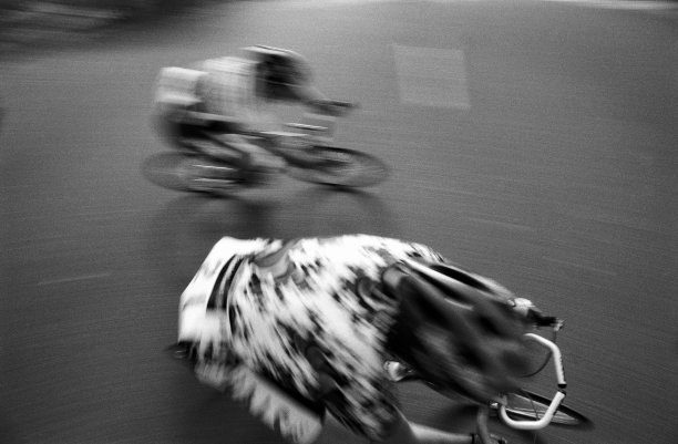 潘行动的照片骑自行车在自行车比赛中竞争。图片下载