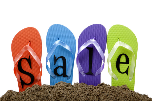 沙滩上的彩色凉鞋上写着“Sale”图片下载