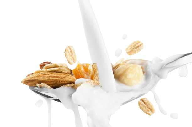 牛奶倒在一勺水果和坚果什锦麦片上图片下载