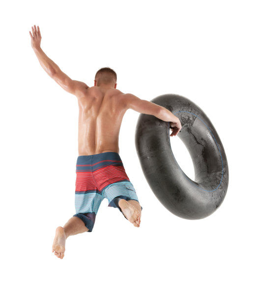 一个男人用内胎跳的后视图图片下载