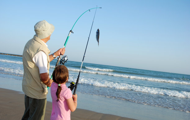 爷爷奶奶在钓鱼图片下载