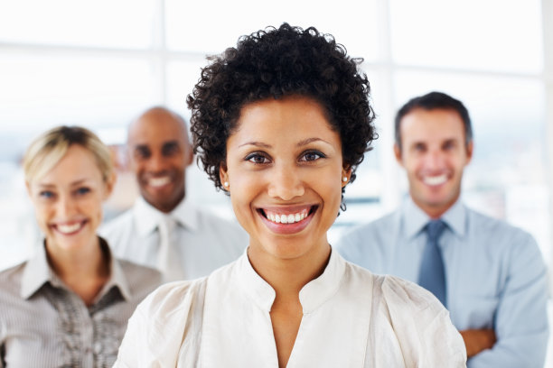 一个微笑的女商人的肖像图片下载