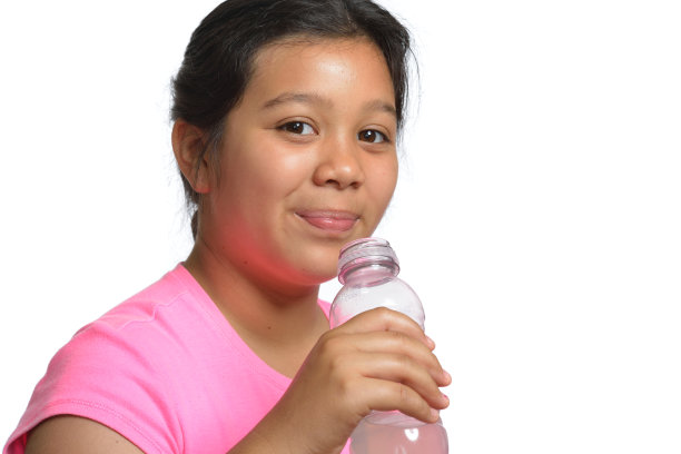 十岁的女孩从瓶子里喝水图片下载