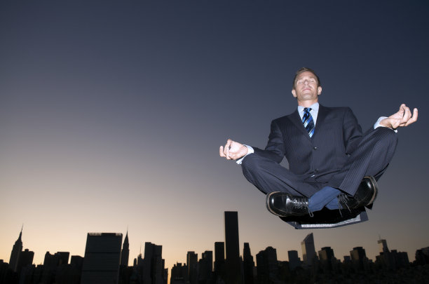 商人漂浮在日落地平线上图片下载