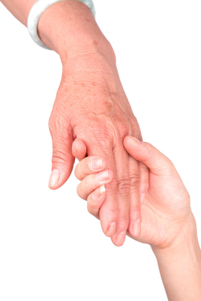 帮助之手:年老和年轻之手孤立在白色背景上图片下载