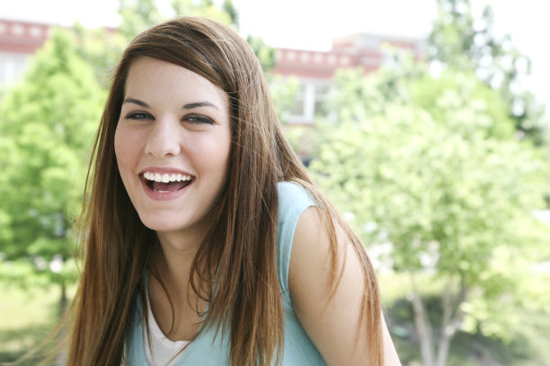 校园里的笑靥佳人图片下载