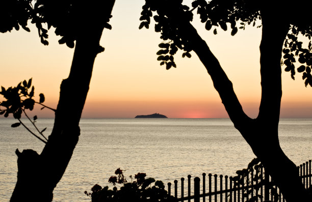 亚得里亚海日落。图片下载