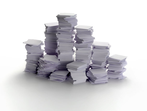 白色背景下堆叠文件的特写镜头图片下载