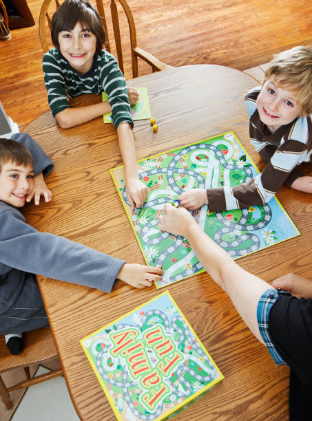 一家人一起玩棋盘游戏图片下载