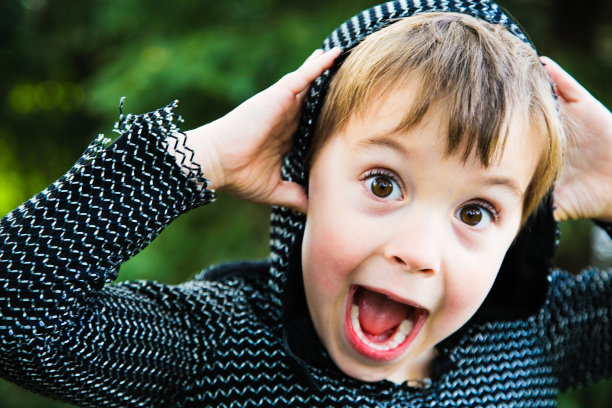 可爱的小男孩近距离做微笑的脸图片下载