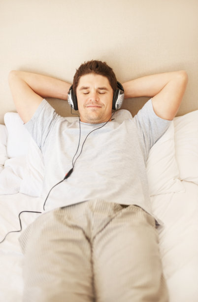 微笑着听音乐的帅哥图片下载