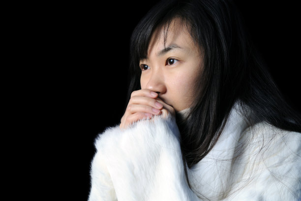 手覆盖嘴女人- XLarge图片下载