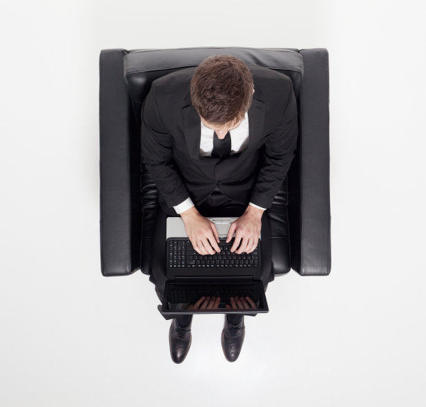 用笔记本电脑工作的商人图片下载