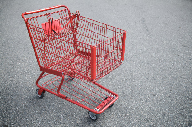 在柏油路上清空红色购物车图片下载