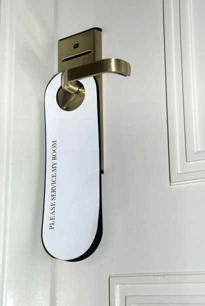 门把手上挂着“请勿打扰”的牌子图片下载