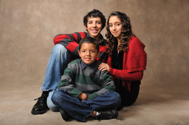 三个孩子摆姿势图片下载