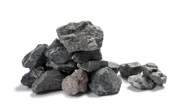 白色背景上的石灰石碎屑的特写图片下载