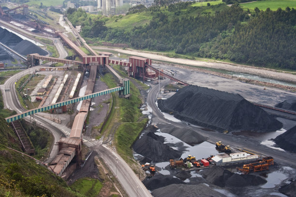 繁忙的煤矿现场设备设施俯视图图片下载