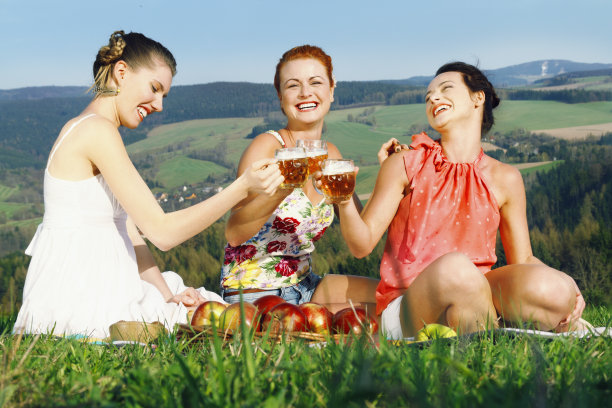 女孩们在山上野餐图片下载