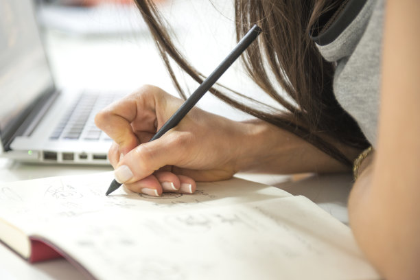 女性用铅笔做笔记图片下载