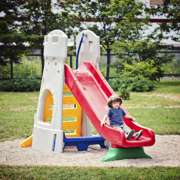 小男孩在操场上滑梯图片下载