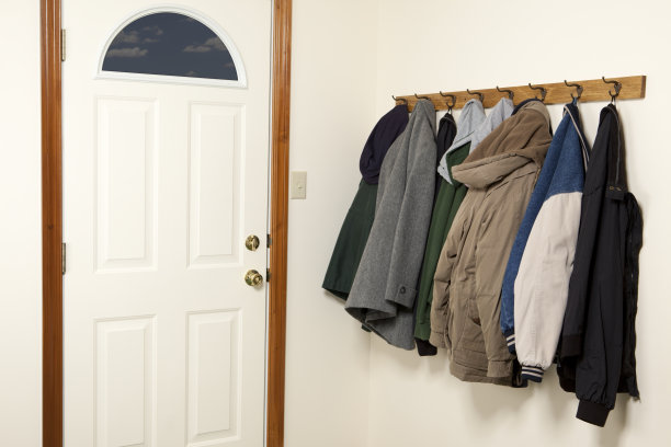 挂在墙上的大衣图片下载