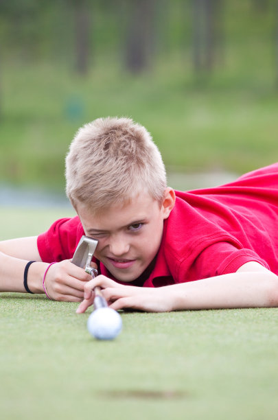 年轻高尔夫球手图片下载