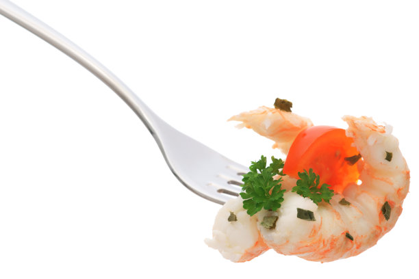 虾与欧芹和番茄在叉孤立图片下载